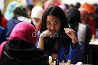 Seorang pecatur puti serius bertanding.