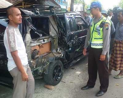 Sopir Mengantuk, Truk Seruduk Dua Mobil Parkir