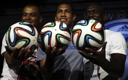 Cafu, Hernane, dan Clarence Seedorf menunjukkan bola resmi untuk Piala Dunia 2014. Reuters/Stringer.