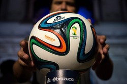 Teknologi yang digunakan untuk Brazuca sama dengan bola-bola bikinan Adidas sebelumnya seperti Tango 12 (Piala Eropa 2012) dan Cafisa (Piala Konfederasi 2013). Namun, struktur di permukaan Brazuca disebut lebih sempurna. AFP/Yasuyoshi Chiba.