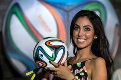 Seorang model menunjukkan Brazuca saat peluncuran di Rio de Janeiro, Brasil. Brazuca adalah sebutan untuk warga Brasil dengan sebuah kebanggaan. AFP/Yasuyoshi Chiba.