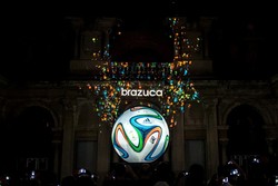 Peluncuran Brazuca sebagai bola resmi Piala Dunia 2014 dilakukan di Rio de Janeiro, Brasil, Rabu (3/12/2013) waktu setempat. AFP/Yasuyoshi Chiba.