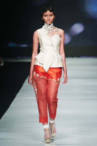 Jakarta, Indonesia - 24 Oktober 2013. Toton Januar The Sultan and The Mermaid Queen. DEWI FASHION KNIGHTS Tale of The Goddess. Jakarta Fashion Week 2014 at Senayan City. Jakarta. [Foto: Mohammad Abduh/Wolipop]