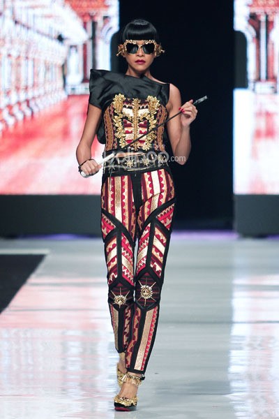 Jakarta, Indonesia - 24 Oktober 2013. Priyo Oktaviano Galore. DEWI FASHION KNIGHTS Tale of The Goddess. Jakarta Fashion Week 2014 at Senayan City. Jakarta. [Foto: Mohammad Abduh/Wolipop]