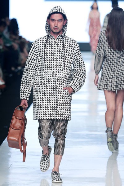 Jakarta, Indonesia - 24 Oktober. Populo Batik. DEWI FASHION KNIGHTS Tale of The Goddess Jakarta Fashion Week 2014 at Senayan City. 24 Oktober 2013. Jakarta. [Foto: Mohammad Abduh/Wolipop]