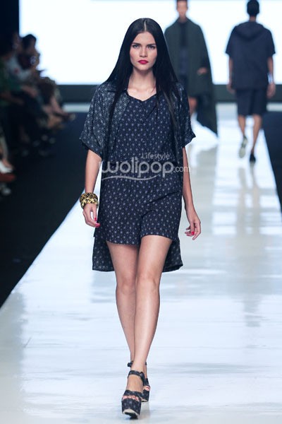 Jakarta, Indonesia - 24 Oktober. Populo Batik. DEWI FASHION KNIGHTS Tale of The Goddess Jakarta Fashion Week 2014 at Senayan City. 24 Oktober 2013. Jakarta. [Foto: Mohammad Abduh/Wolipop]