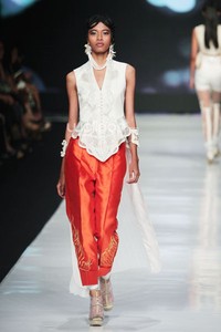 Jakarta, Indonesia - 24 Oktober 2013. Toton Januar The Sultan and The Mermaid Queen. DEWI FASHION KNIGHTS Tale of The Goddess. Jakarta Fashion Week 2014 at Senayan City. Jakarta. [Foto: Mohammad Abduh/Wolipop]