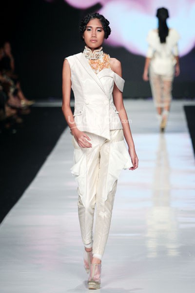 Jakarta, Indonesia - 24 Oktober 2013. Toton Januar The Sultan and The Mermaid Queen. DEWI FASHION KNIGHTS Tale of The Goddess. Jakarta Fashion Week 2014 at Senayan City. Jakarta. [Foto: Mohammad Abduh/Wolipop]