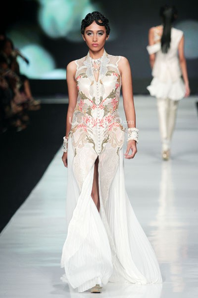 Jakarta, Indonesia - 24 Oktober 2013. Toton Januar The Sultan and The Mermaid Queen. DEWI FASHION KNIGHTS Tale of The Goddess. Jakarta Fashion Week 2014 at Senayan City. Jakarta. [Foto: Mohammad Abduh/Wolipop]