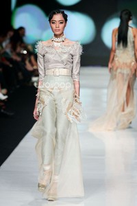 Jakarta, Indonesia - 24 Oktober 2013. Toton Januar The Sultan and The Mermaid Queen. DEWI FASHION KNIGHTS Tale of The Goddess. Jakarta Fashion Week 2014 at Senayan City. Jakarta. [Foto: Mohammad Abduh/Wolipop]