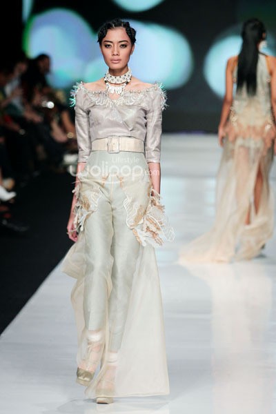 Jakarta, Indonesia - 24 Oktober 2013. Toton Januar The Sultan and The Mermaid Queen. DEWI FASHION KNIGHTS Tale of The Goddess. Jakarta Fashion Week 2014 at Senayan City. Jakarta. [Foto: Mohammad Abduh/Wolipop]