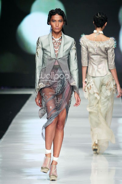 Jakarta, Indonesia - 24 Oktober 2013. Toton Januar The Sultan and The Mermaid Queen. DEWI FASHION KNIGHTS Tale of The Goddess. Jakarta Fashion Week 2014 at Senayan City. Jakarta. [Foto: Mohammad Abduh/Wolipop]