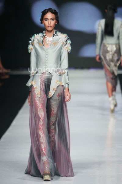 Jakarta, Indonesia - 24 Oktober 2013. Toton Januar The Sultan and The Mermaid Queen. DEWI FASHION KNIGHTS Tale of The Goddess. Jakarta Fashion Week 2014 at Senayan City. Jakarta. [Foto: Mohammad Abduh/Wolipop]