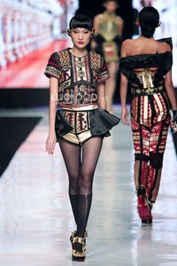 Jakarta, Indonesia - 24 Oktober 2013. Priyo Oktaviano Galore. DEWI FASHION KNIGHTS Tale of The Goddess. Jakarta Fashion Week 2014 at Senayan City. Jakarta. [Foto: Mohammad Abduh/Wolipop]