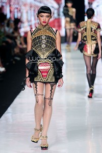 Jakarta, Indonesia - 24 Oktober 2013. Priyo Oktaviano Galore. DEWI FASHION KNIGHTS Tale of The Goddess. Jakarta Fashion Week 2014 at Senayan City. Jakarta. [Foto: Mohammad Abduh/Wolipop]