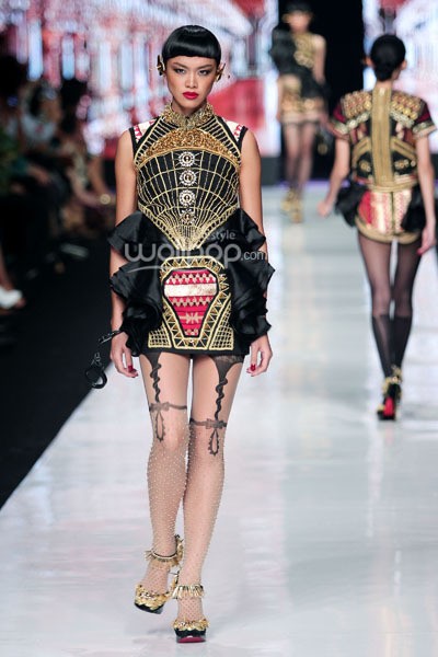 Jakarta, Indonesia - 24 Oktober 2013. Priyo Oktaviano Galore. DEWI FASHION KNIGHTS Tale of The Goddess. Jakarta Fashion Week 2014 at Senayan City. Jakarta. [Foto: Mohammad Abduh/Wolipop]