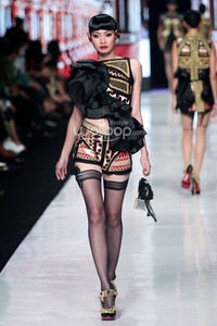 Jakarta, Indonesia - 24 Oktober 2013. Priyo Oktaviano Galore. DEWI FASHION KNIGHTS Tale of The Goddess. Jakarta Fashion Week 2014 at Senayan City. Jakarta. [Foto: Mohammad Abduh/Wolipop]