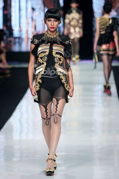 Jakarta, Indonesia - 24 Oktober 2013. Priyo Oktaviano Galore. DEWI FASHION KNIGHTS Tale of The Goddess. Jakarta Fashion Week 2014 at Senayan City. Jakarta. [Foto: Mohammad Abduh/Wolipop]