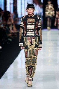 Jakarta, Indonesia - 24 Oktober 2013. Priyo Oktaviano Galore. DEWI FASHION KNIGHTS Tale of The Goddess. Jakarta Fashion Week 2014 at Senayan City. Jakarta. [Foto: Mohammad Abduh/Wolipop]