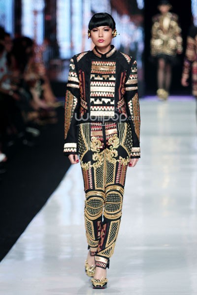 Jakarta, Indonesia - 24 Oktober 2013. Priyo Oktaviano Galore. DEWI FASHION KNIGHTS Tale of The Goddess. Jakarta Fashion Week 2014 at Senayan City. Jakarta. [Foto: Mohammad Abduh/Wolipop]