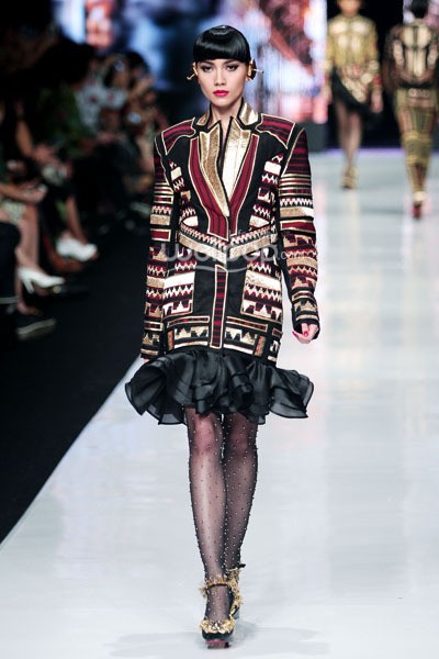 Jakarta, Indonesia - 24 Oktober 2013. Priyo Oktaviano Galore. DEWI FASHION KNIGHTS Tale of The Goddess. Jakarta Fashion Week 2014 at Senayan City. Jakarta. [Foto: Mohammad Abduh/Wolipop]