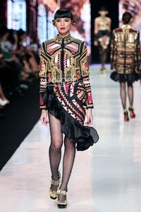 Jakarta, Indonesia - 24 Oktober 2013. Priyo Oktaviano Galore. DEWI FASHION KNIGHTS Tale of The Goddess. Jakarta Fashion Week 2014 at Senayan City. Jakarta. [Foto: Mohammad Abduh/Wolipop]