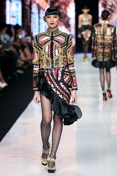 Jakarta, Indonesia - 24 Oktober 2013. Priyo Oktaviano Galore. DEWI FASHION KNIGHTS Tale of The Goddess. Jakarta Fashion Week 2014 at Senayan City. Jakarta. [Foto: Mohammad Abduh/Wolipop]