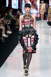 Jakarta, Indonesia - 24 Oktober 2013. Priyo Oktaviano Galore. DEWI FASHION KNIGHTS Tale of The Goddess. Jakarta Fashion Week 2014 at Senayan City. Jakarta. [Foto: Mohammad Abduh/Wolipop]