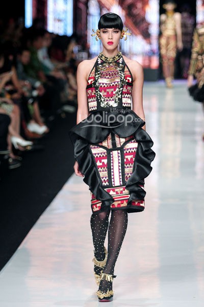 Jakarta, Indonesia - 24 Oktober 2013. Priyo Oktaviano Galore. DEWI FASHION KNIGHTS Tale of The Goddess. Jakarta Fashion Week 2014 at Senayan City. Jakarta. [Foto: Mohammad Abduh/Wolipop]