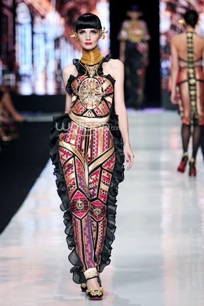 Jakarta, Indonesia - 24 Oktober 2013. Priyo Oktaviano Galore. DEWI FASHION KNIGHTS Tale of The Goddess. Jakarta Fashion Week 2014 at Senayan City. Jakarta. [Foto: Mohammad Abduh/Wolipop]