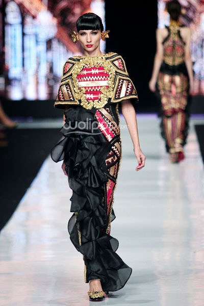 Jakarta, Indonesia - 24 Oktober 2013. Priyo Oktaviano Galore. DEWI FASHION KNIGHTS Tale of The Goddess. Jakarta Fashion Week 2014 at Senayan City. Jakarta. [Foto: Mohammad Abduh/Wolipop]