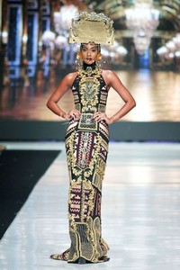 Jakarta, Indonesia - 24 Oktober 2013. Priyo Oktaviano Galore. DEWI FASHION KNIGHTS Tale of The Goddess. Jakarta Fashion Week 2014 at Senayan City. Jakarta. [Foto: Mohammad Abduh/Wolipop]