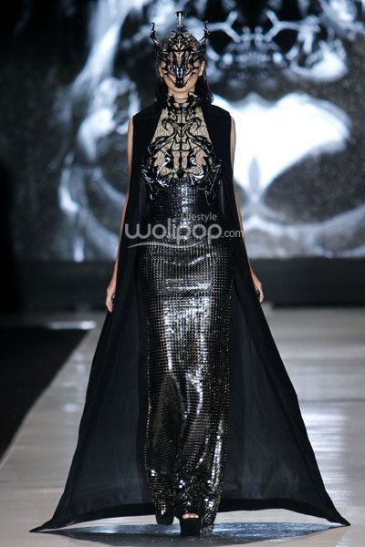 Jakarta, Indonesia - 24 Oktober. Tex Saverio Exoskeleton DEWI FASHION KNIGHTS. Tale of The Goddess. Jakarta Fashion Week 2014 at Senayan City, 24 Oktober 2013. Jakarta. [Foto: Mohammad Abduh/Wolipop]