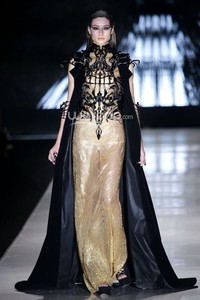 Jakarta, Indonesia - 24 Oktober. Tex Saverio Exoskeleton DEWI FASHION KNIGHTS. Tale of The Goddess. Jakarta Fashion Week 2014 at Senayan City, 24 Oktober 2013. Jakarta. [Foto: Mohammad Abduh/Wolipop]