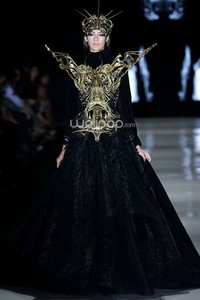 Jakarta, Indonesia - 24 Oktober. Tex Saverio Exoskeleton DEWI FASHION KNIGHTS. Tale of The Goddess. Jakarta Fashion Week 2014 at Senayan City, 24 Oktober 2013. Jakarta. [Foto: Mohammad Abduh/Wolipop]