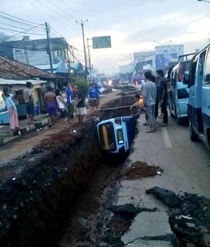Angkot Terperosok Galian Pipa Air di Serpong