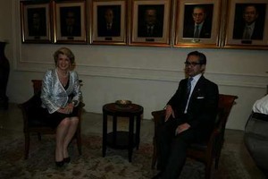 Bertemu Marty Natalegawa, Menlu Australia Julie Bishop Tebar Senyuman