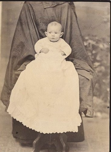 Sosok Ibu Tersembunyi di Foto Balita