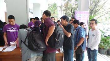     Peserta dengan sabar mengantre di depan tempat acara. (kredit foto: reza/detikINET)