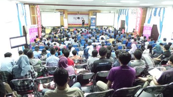     Kursi tampak penuh sampai bagian atas. Peserta adalah para mahasiswa UGM. (kredit foto: reza/detikINET)