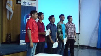     Para peserta mendapatkan sertifikat yang diserahkan secara simbolis oleh panitia. (kredit foto: reza/detikINET)