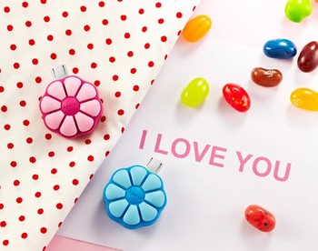 Tersedia dalam dua warna yang menarik dan imut. Romantic Peach dan Fresh Blue. (kredit foto: Apacer)