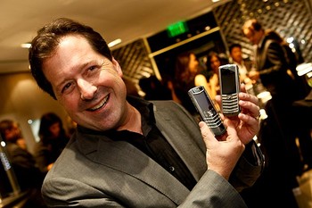    Nama Frank Nuovo mungkin tak setenar Jony Ive, master desain Apple. Namun sentuhan magisnya sempat membuat Nokia merajai pasar ponsel di era 90-an akhir.