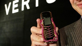     Nuovo juga makin kesohor setelah dipercaya mendesain ponsel mewah Vertu. Sentuhannya berhasil membuat ponsel mewah ini terjual seharga USD 480 ribu alias Rp. 5,78 miliar per unitnya.