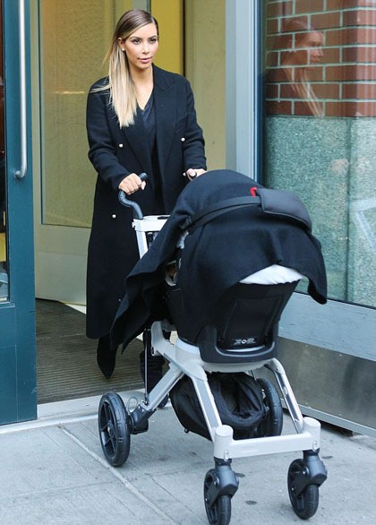 Berselang tiga hari pasca dikritik tidak memiliki waktu untuk anak, Kim Kardashian langsung tampil di muka publik mendorong kereta bayi bersama anaknya, North West. Keluar dari apartemennya di Soho, New York, ia mengenakan busana srba hitam nan hangat.