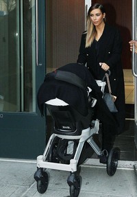 Udara New York yang dingin dipastikannya tidak membuat sang bayi yang baru berusia lima bulan menggigil. Iapun menutup stroller dengan selimut hitam yang tebal. Kim pun terlihat sendiri tanpa sang tunangan, Kanye West.