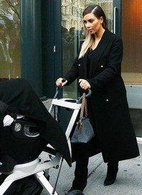 Tidak tertutup kemungkinan sang ibu dan anak rindu pada ayahnya dan segera menyusul ke area konser. Kim yang seringkali membawa serta ibu, bayi dan saudarinya ke konser-konser Kanye untuk sekedar melepas kangen hingga memberikan dukungan mental.