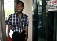 Abdul Hakim masuk ke gedung KPK untuk meminta izin menjeguk Luthfi Hasan. Namun KPK melarangnya karena tidak tercantum dalam daftar keluarga yang diizinkan membesuk. Lamhot Aritonang/detikFoto.
