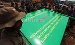 Satpol PP Amankan Papan Nama di Taman BMW