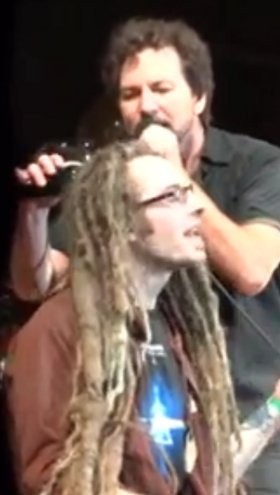 Minta Pearl Jam Mainkan Brain Of J, Fans Rela Dicukur Rambut